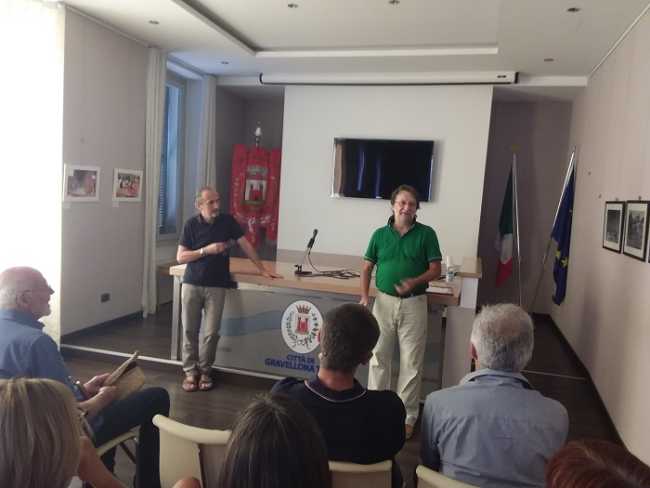 Grave mostra copertina