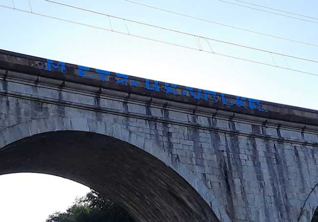 Ponte Pettenasco imbrattato