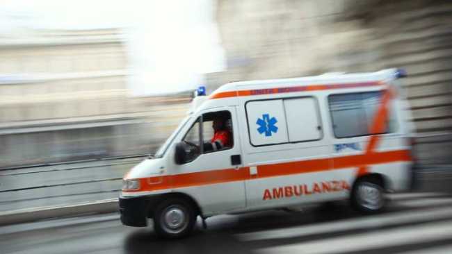 ambulanza velocita lato sfuocato