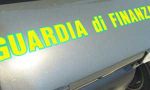 corta guardia finanza scritta auto