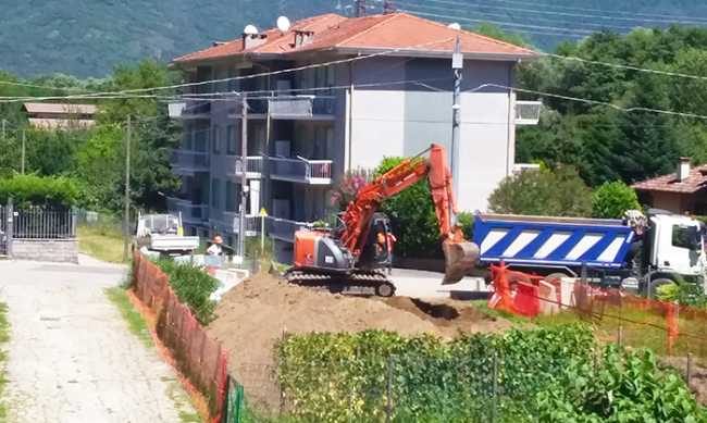 lavori metanodotto camion ruspa