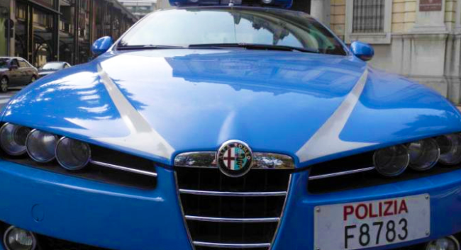 polizia auto cofano