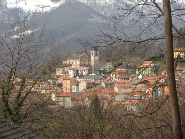 q sopra vista paese lontano