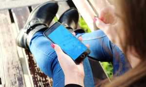 smartphone ragazza panchina