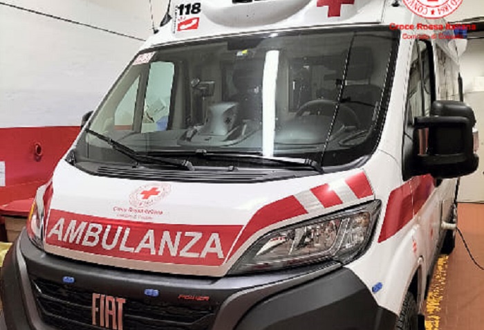 Si schianta con l'auto contro un albero a Masserano