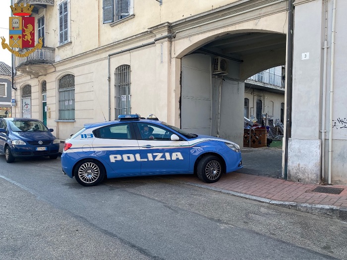 Polizia sequestra una officina abusiva a Vercelli