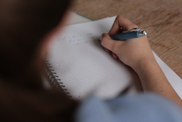 studente scrivere