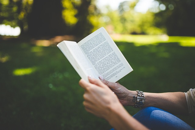 Leggere libro donna parco