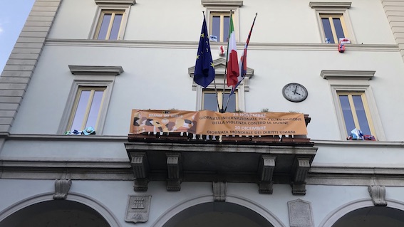 omegna striscione orange the world