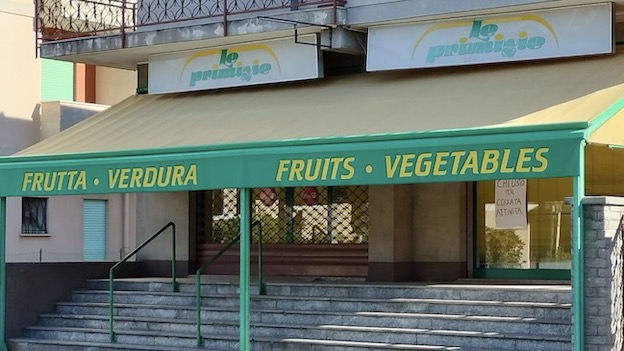 pettenasco negozio chiuso foto