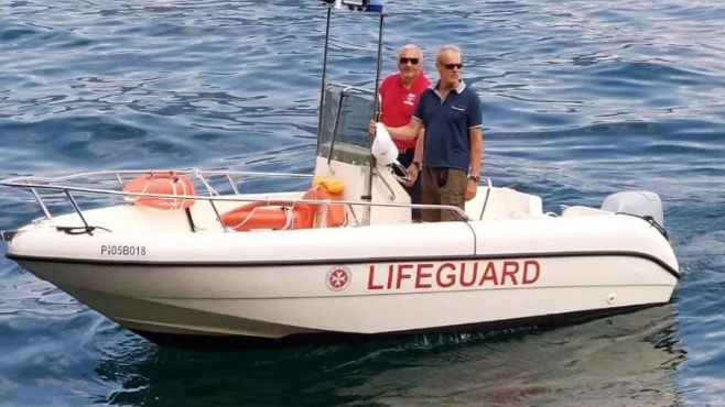 Nuotava in acque libere senza protezioni: bagnante riaccompagnato a riva